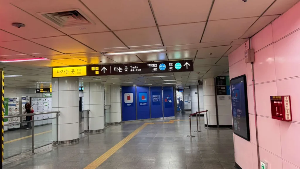 韓國廣告, 韓國, 韓國地鐵廣告, 韓國戶外廣告, 韓國應援, 韓國應援廣告, QWER, MAGENTA, 生日應援, 弘大廣告, 弘大DS, 弘大機場快線, 弘大機場鐵道