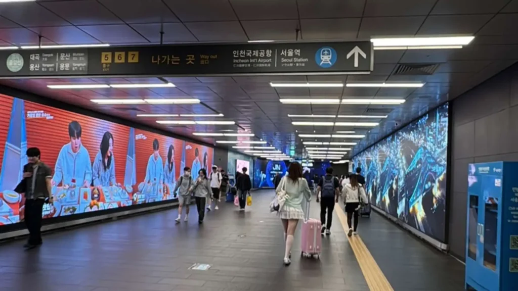 韓國廣告, 韓國, 韓國地鐵廣告, 韓國戶外廣告, 韓國應援, 韓國應援廣告, QWER, MAGENTA, 生日應援, 弘大廣告, 弘大DS, 弘大機場快線, 弘大機場鐵道