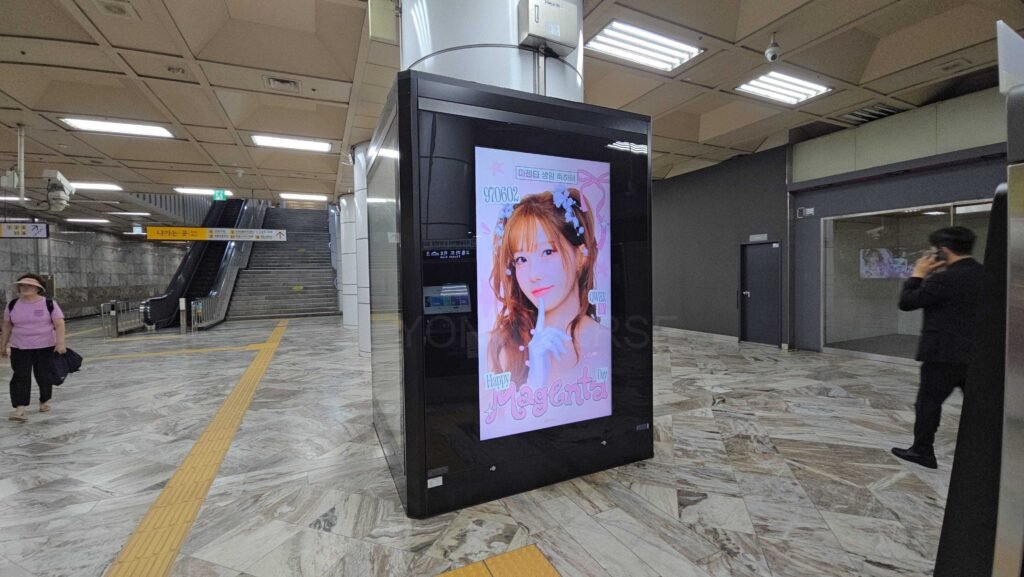 QWER,마젠타,Magenta, Magenta應援廣告,QWER應援廣告, Magenta生日應援廣告,韓國廣告, 韓國, 韓國地鐵廣告, 韓國戶外廣告, 韓國應援, 韓國應援廣告, 生日應援, 江南區龐廣告, 江南區龐站, cm board