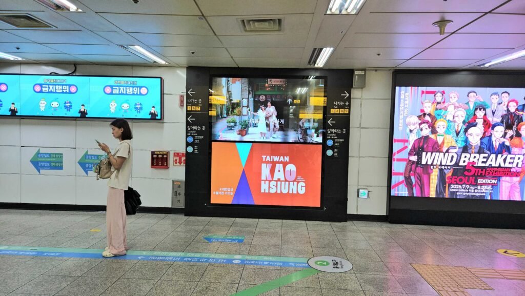 kpop billboard rental, 韓国広告代行, 韓国広告代行店, 台灣, 高雄, Taiwan, Kaoshung,韓國廣告, 韓國, 韓國地鐵廣告, 韓國戶外廣告, 弘大廣告, 弘大站, max vision