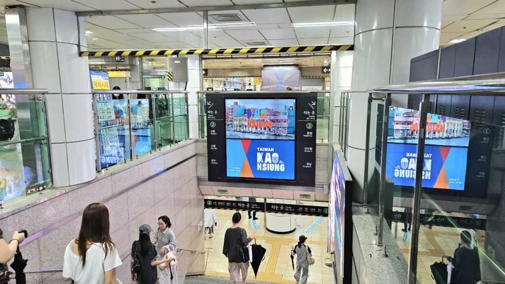 kpop billboard rental, 韓国広告代行, 韓国広告代行店, 台灣, 高雄, Taiwan, Kaoshung,韓國廣告, 韓國, 韓國地鐵廣告, 韓國戶外廣告, 弘大廣告, 弘大站, max vision