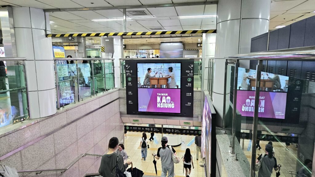 kpop billboard rental, 韓国広告代行, 韓国広告代行店, 台灣, 高雄, Taiwan, Kaoshung,韓國廣告, 韓國, 韓國地鐵廣告, 韓國戶外廣告, 弘大廣告, 弘大站, max vision
