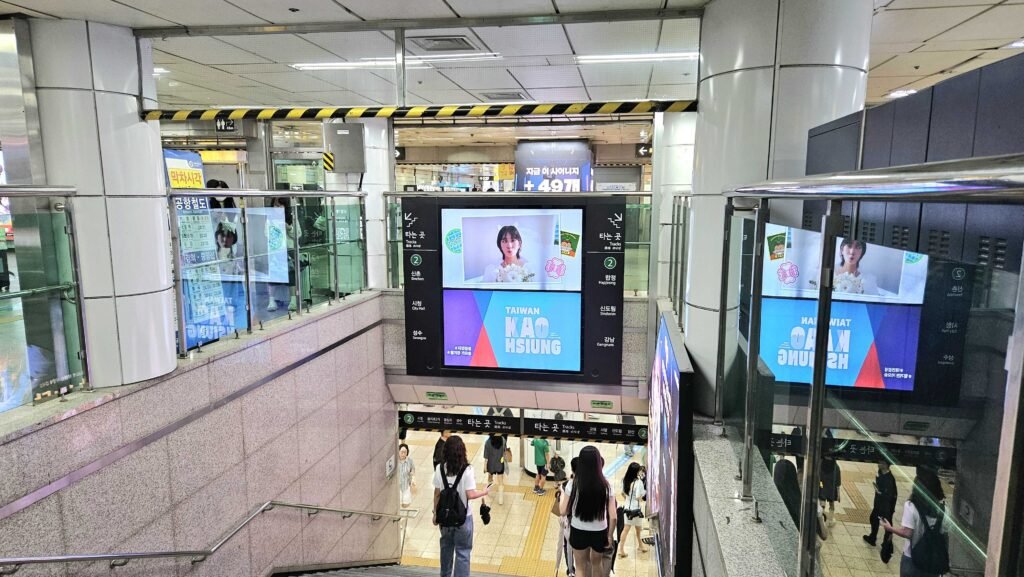 kpop billboard rental, 韓国広告代行, 韓国広告代行店, 台灣, 高雄, Taiwan, Kaoshung,韓國廣告, 韓國, 韓國地鐵廣告, 韓國戶外廣告, 弘大廣告, 弘大站, max vision
