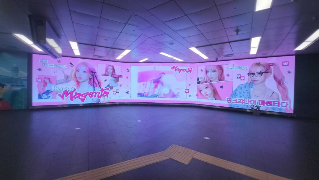 QWER,마젠타,Magenta, Magenta應援廣告,QWER應援廣告, Magenta生日應援廣告,韓國廣告, 韓國, 韓國地鐵廣告, 韓國戶外廣告, 韓國應援, 韓國應援廣告, 生日應援, 弘大廣告, 弘大站, digital signage, 弘大ds, 機場鐵道DS,機場鐵道 digital signage