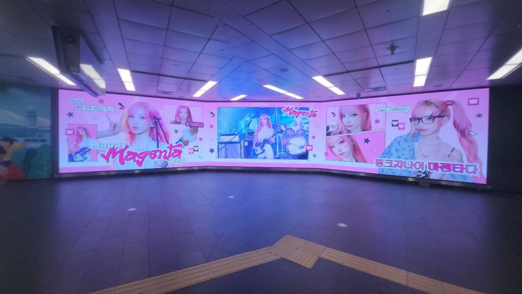 QWER,마젠타,Magenta, Magenta應援廣告,QWER應援廣告, Magenta生日應援廣告,韓國廣告, 韓國, 韓國地鐵廣告, 韓國戶外廣告, 韓國應援, 韓國應援廣告, 生日應援, 弘大廣告, 弘大站, digital signage, 弘大ds, 機場鐵道DS,機場鐵道 digital signage