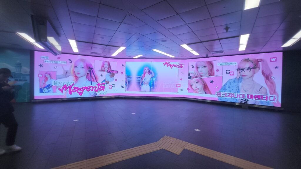 QWER,마젠타,Magenta, Magenta應援廣告,QWER應援廣告, Magenta生日應援廣告,韓國廣告, 韓國, 韓國地鐵廣告, 韓國戶外廣告, 韓國應援, 韓國應援廣告, 生日應援, 弘大廣告, 弘大站, digital signage, 弘大ds, 機場鐵道DS,機場鐵道 digital signage