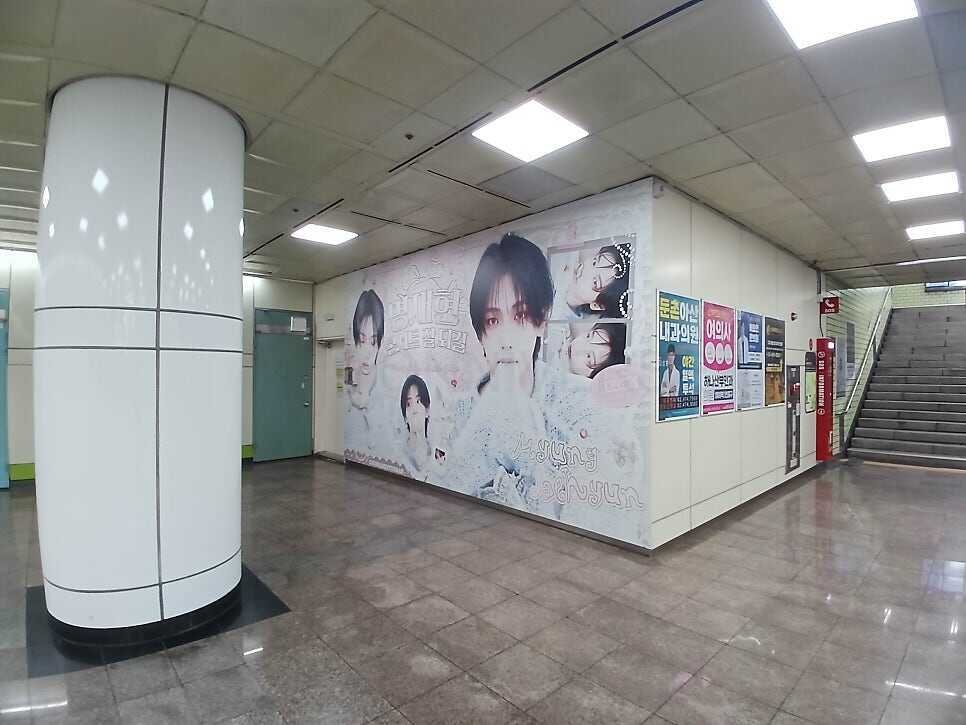 kpop billboard rental, 韓国広告代行, 韓国広告代行店, 應援廣告,演唱會, KSPO,出道應援廣告,韓國廣告, 韓國, 韓國地鐵廣告, 韓國戶外廣告, 韓國應援, 韓國應援廣告, 生日應援, 建大廣告, 奧林匹克公園站, 牆面,柱身,JYP大樓